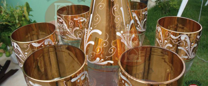 Linda garrafa e taças decoração dourada veneziana antigas